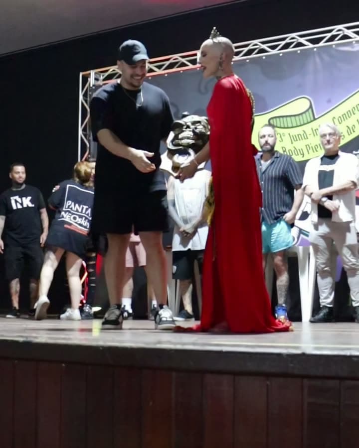 Vídeo do dia da convenção Jund Ink: o estande montado, a sessão em andamento e a entrega do troféu no palco