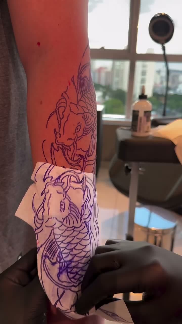 Vídeo: dragão oriental em blackwork, no estúdio
