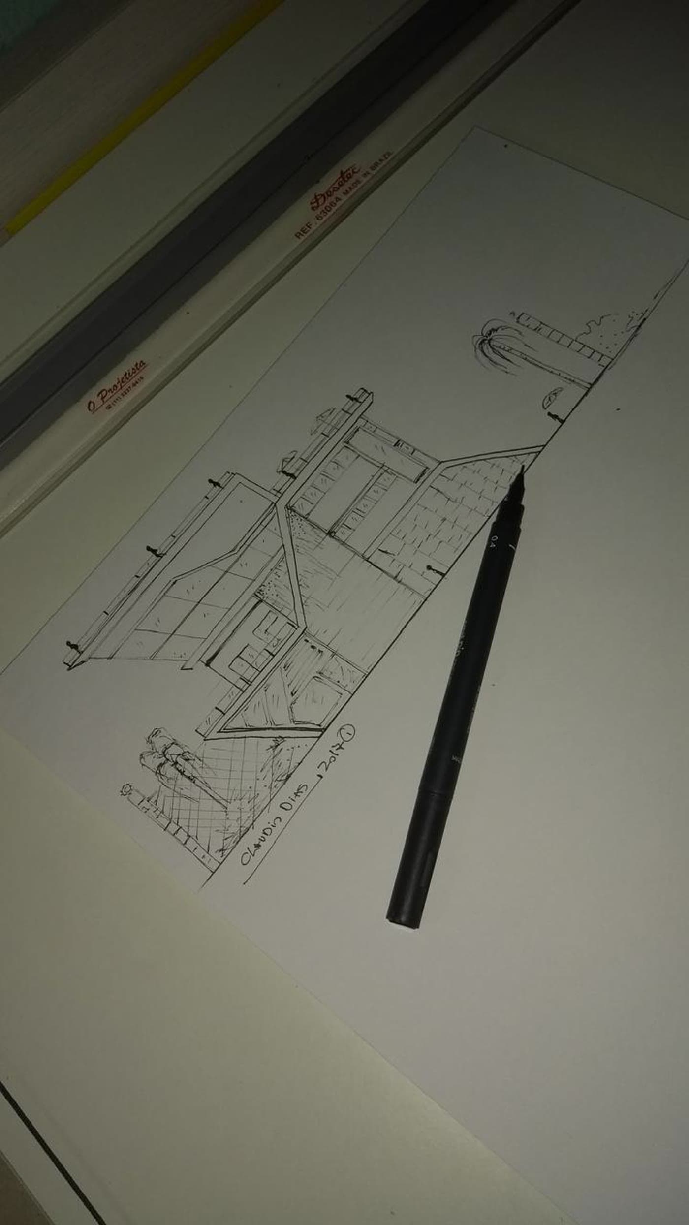 Uma perspectiva de arquitetura a nanquim, assinada Cláudio Dias 2017, com a caneta técnica em cima da prancha