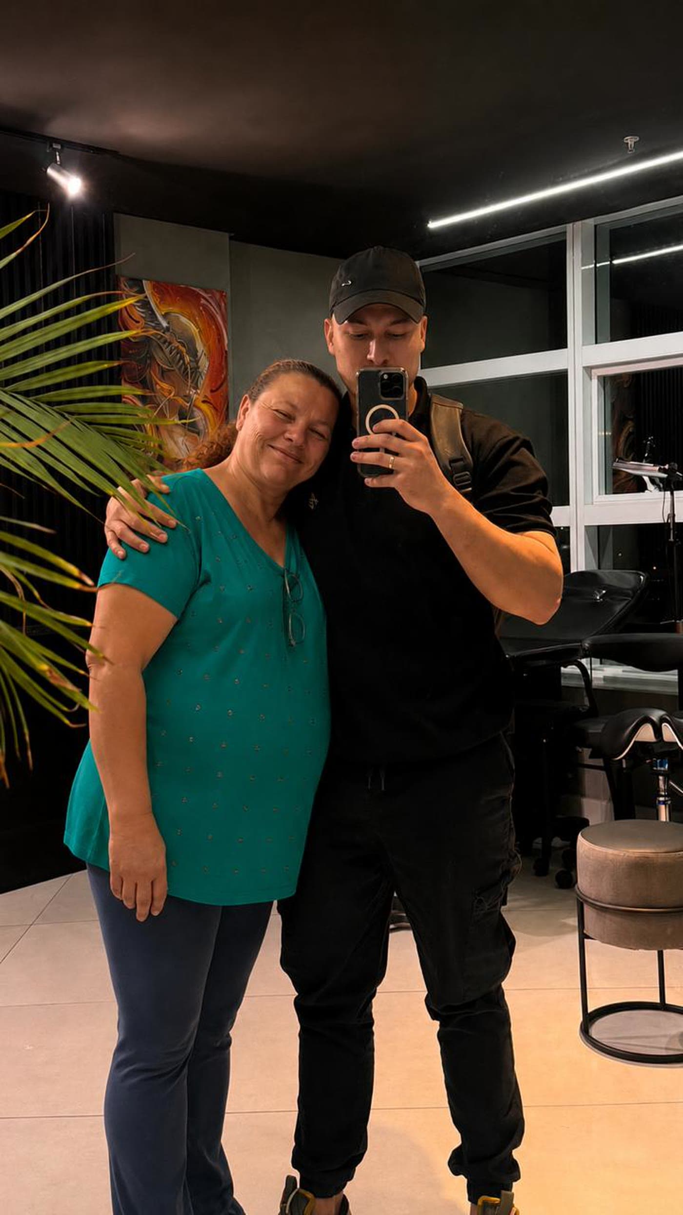 Cláudio e a mãe juntos, ela encostada no ombro dele